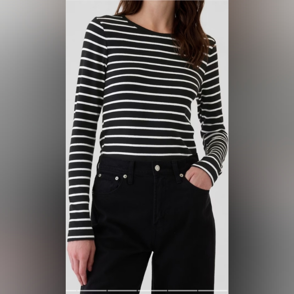 GAP Women's Modern Crewneck T-Shirt, Size Medium